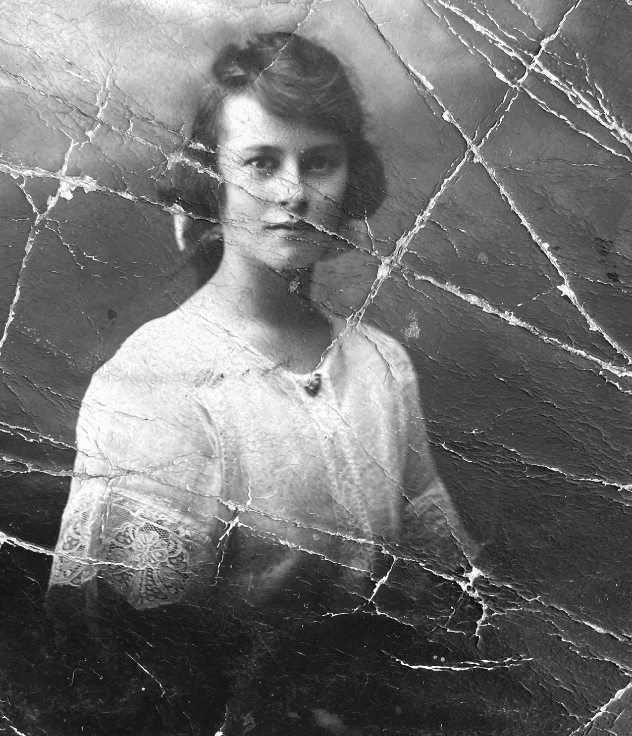 Photo of photos/Clarice Lillian Jane McLennan 1912-1951 portrait young